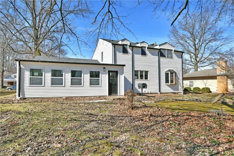8351 Chesterton Drive, Youngstown, OH - Photo 4
