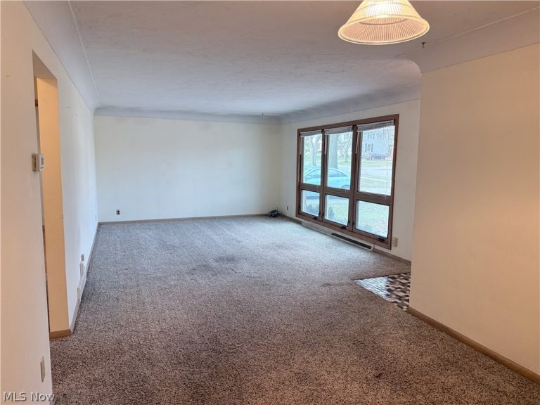 5817 Queens Highway, Parma Heights, OH - Photo 4