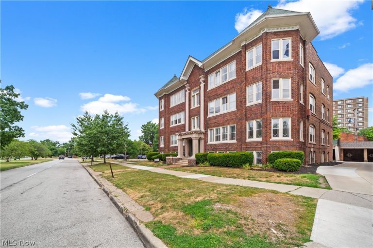 2729 Euclid Heights Boulevard, Cleveland Heights, OH - Photo 3