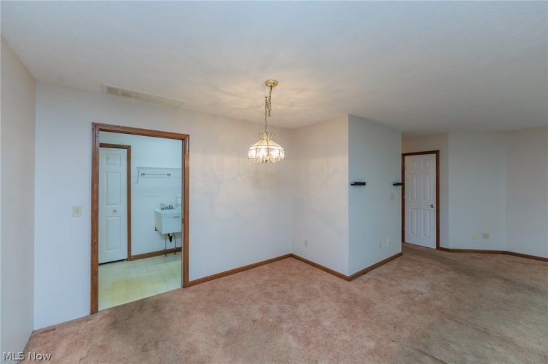 5779 Gateway Lane, Brook Park, OH - Photo 8