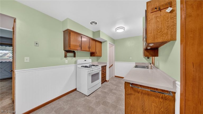 16504 Shelby Drive, Brook Park, OH - Photo 6