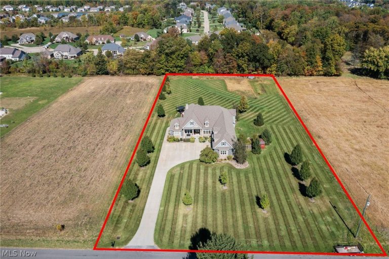 577 Lyonswood Drive, Hinckley, OH - Photo 2