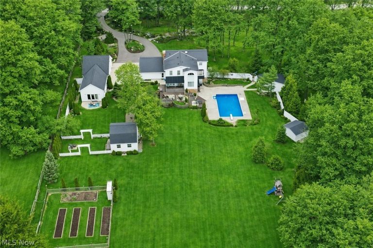 7885 Pear Tree Drive, Chesterland, OH - Photo 2