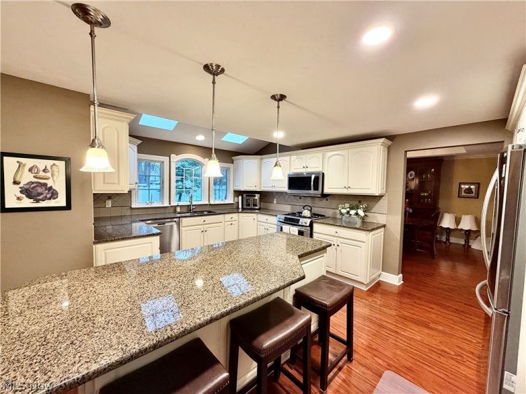 243 Greenbriar Drive, Cortland, OH - Photo 8