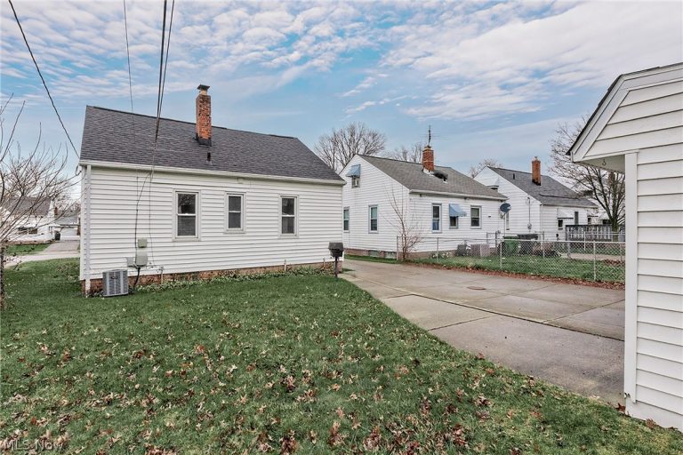 25370 Drakefield Avenue, Euclid, OH - Photo 5