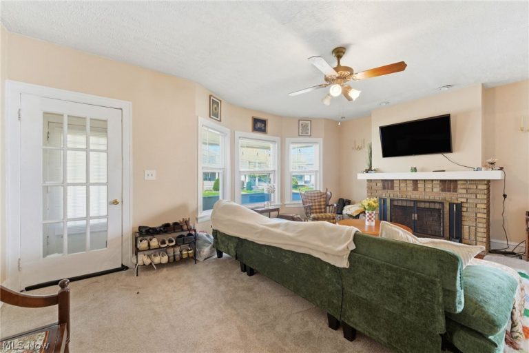 2087 Chesterland Avenue, Lakewood, OH - Photo 2