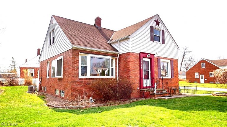 32706 Lakeshore Boulevard, Willowick, OH - Photo 2