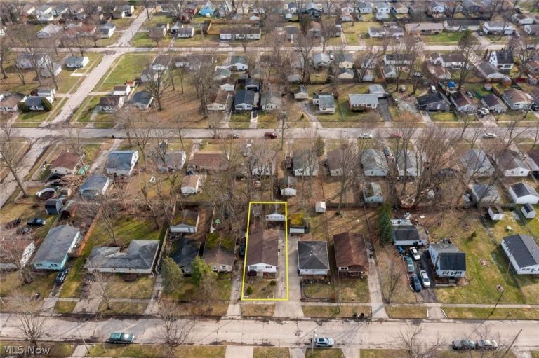553 Delaware Avenue, Elyria, OH - Photo 5