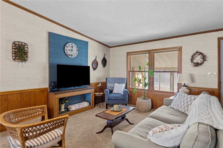 22 Lees Lane, Olmsted Twp, OH - Photo 8