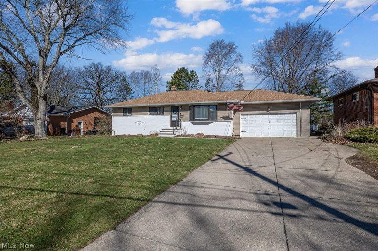 8320 Craigleigh Drive, Parma, OH - Photo 2