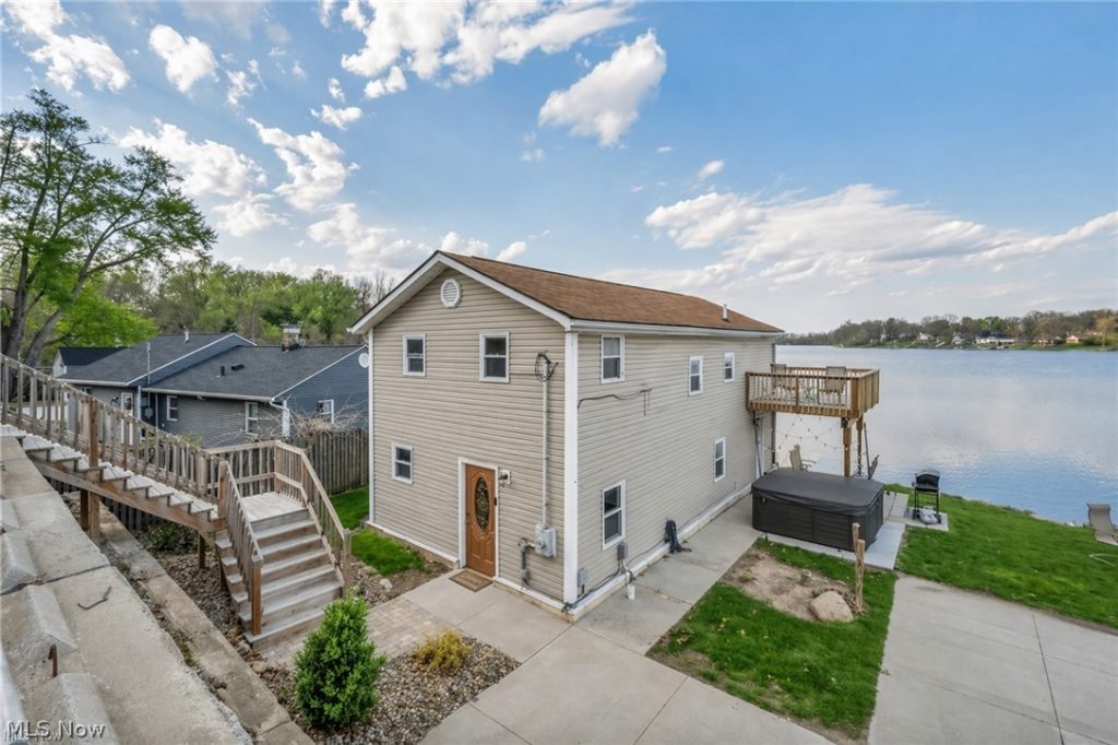 829 Portage Lakes Drive, Akron, OH