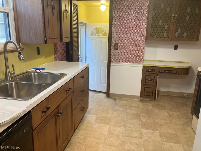 8409 Wainstead Drive, Parma, OH - Photo 3