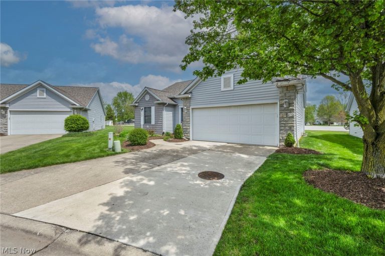 134 Stonehedge Drive, Elyria, OH - Photo 3