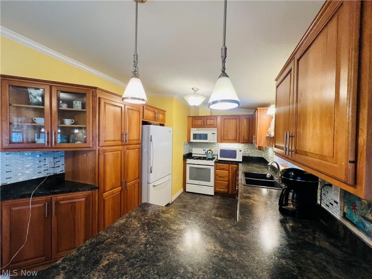 10552 Shasta Drive, Chardon, OH - Photo 5