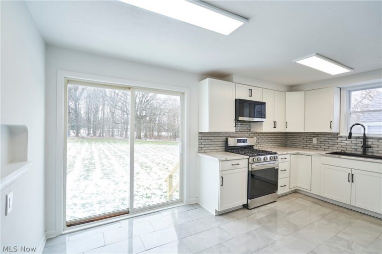 2800 Stark Drive, Willoughby Hills, OH - Photo 2