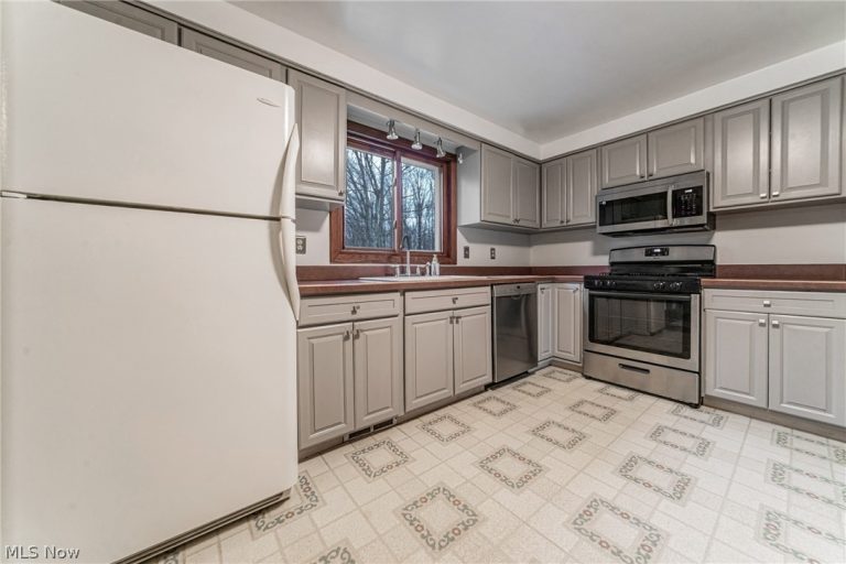 2984 Erich Drive, Willoughby Hills, OH - Photo 8