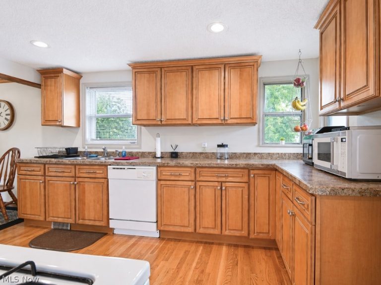 307 Hilltop Drive, Chardon, OH - Photo 6