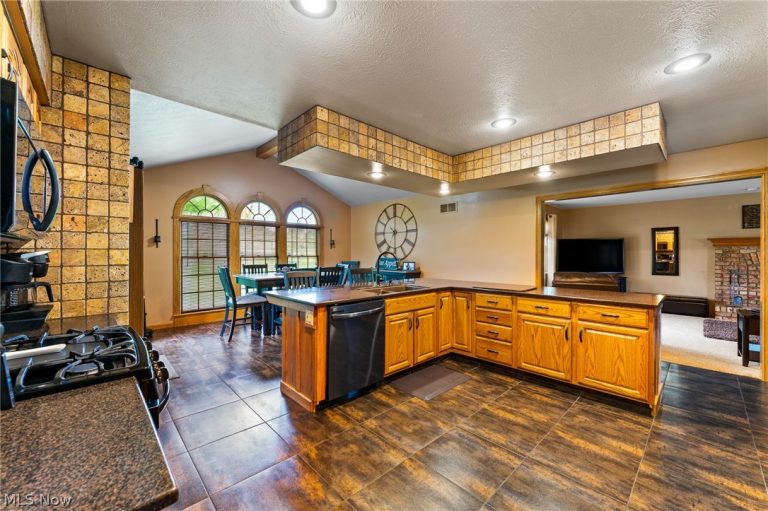 98 Jade Circle, Canfield, OH - Photo 6