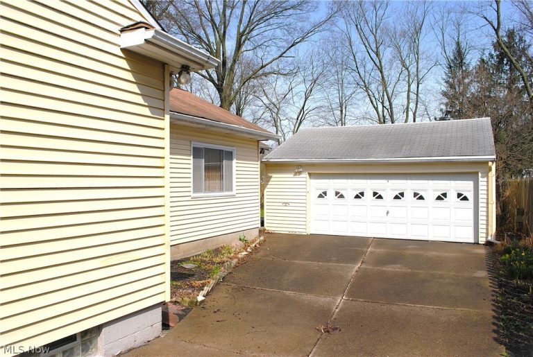 22990 Virginia Avenue, North Olmsted, OH - Photo 4