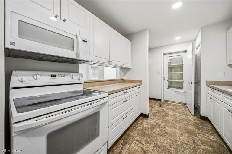 7982 Colonial Drive, Mentor, OH - Photo 8