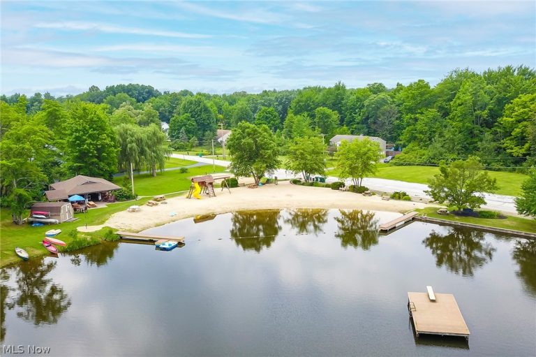 8678 Apple Hill Road, Chagrin Falls, OH - Photo 2