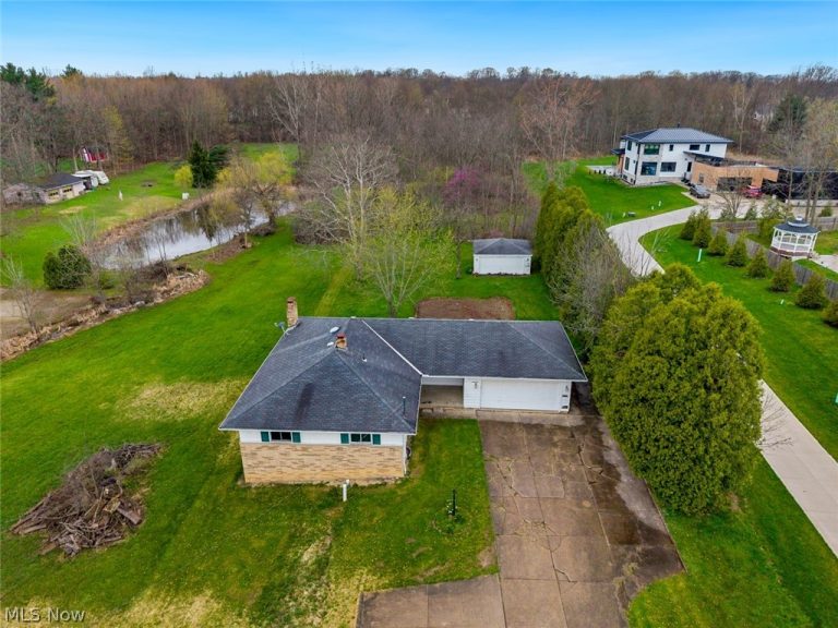19156 Howe Road, Strongsville, OH - Photo 2