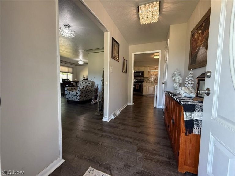 5981 Northview Drive, Seven Hills, OH - Photo 4