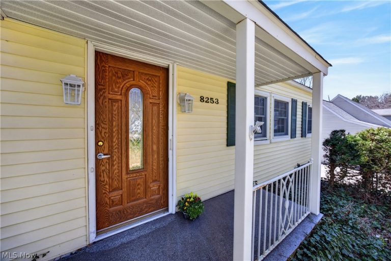 8253 Summit Drive, Chagrin Falls, OH - Photo 2