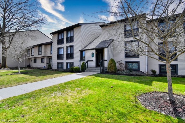 6270 Greenwood #302, Sagamore Hills, OH, 44067