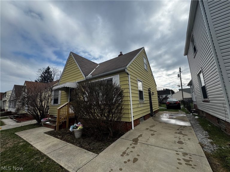 5593 South Boulevard, Maple Heights, OH - Photo 2