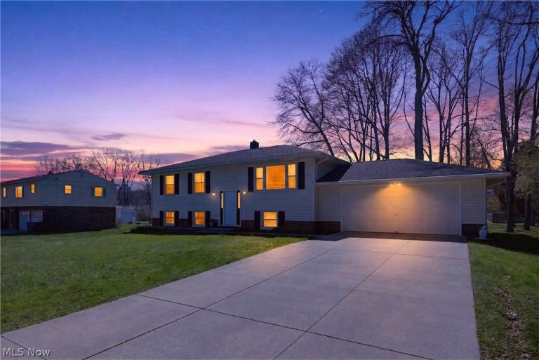 2058 Scenic Way, Akron, OH - Photo 2