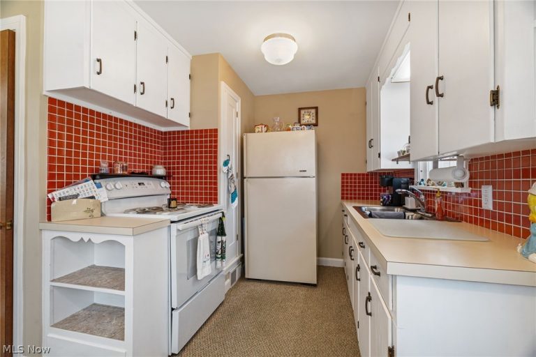 2626 Shunk Avenue, Alliance, OH - Photo 6