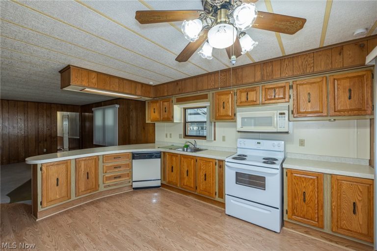 61 Parkway Street, Olmsted Twp, OH - Photo 8