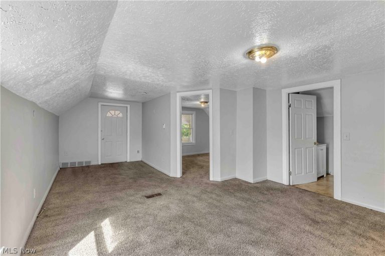 7606 Vineyard Avenue, Garfield Heights, OH - Photo 3