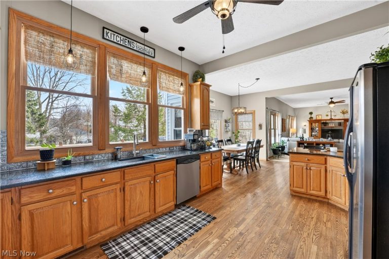 7582 Wilton Lane, North Royalton, OH - Photo 8