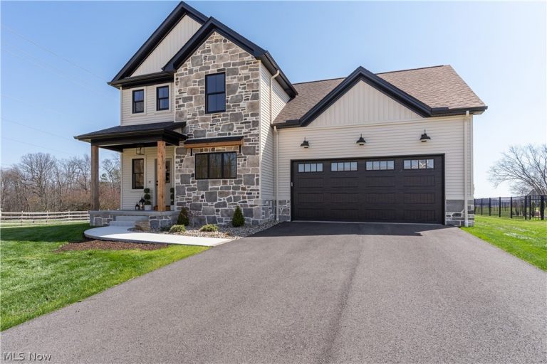 782 Radcliffe Pass, Columbiana, OH - Photo 3