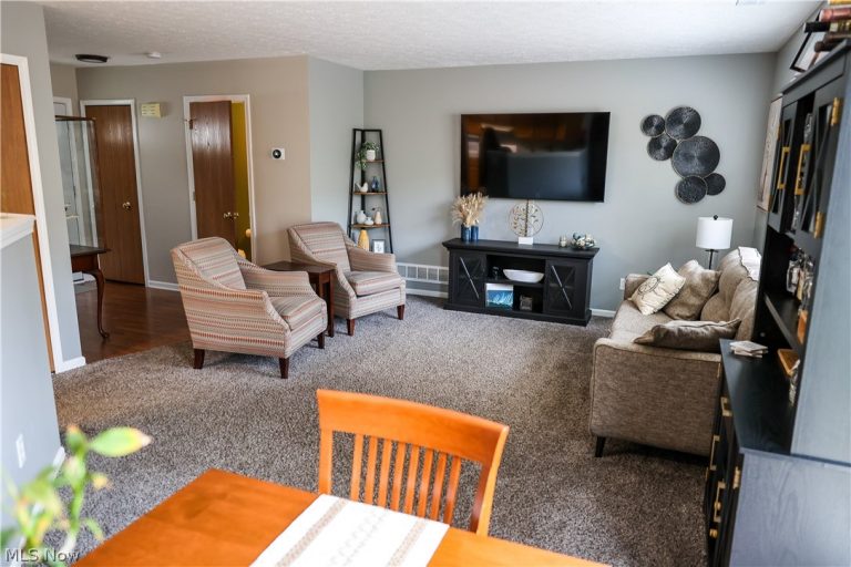 2146 Stonehenge Circle, Akron, OH - Photo 5