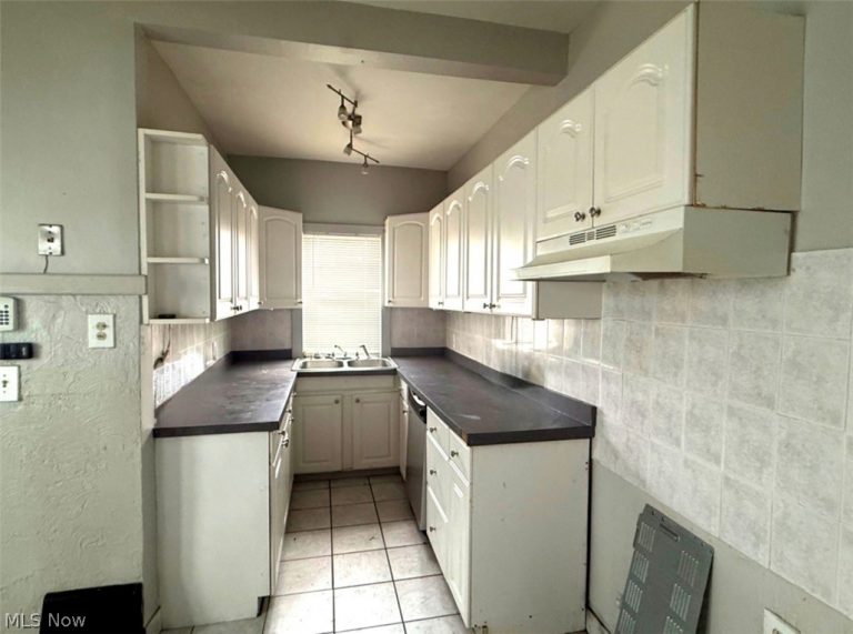 11918 Buckingham Avenue, Cleveland, OH - Photo 6