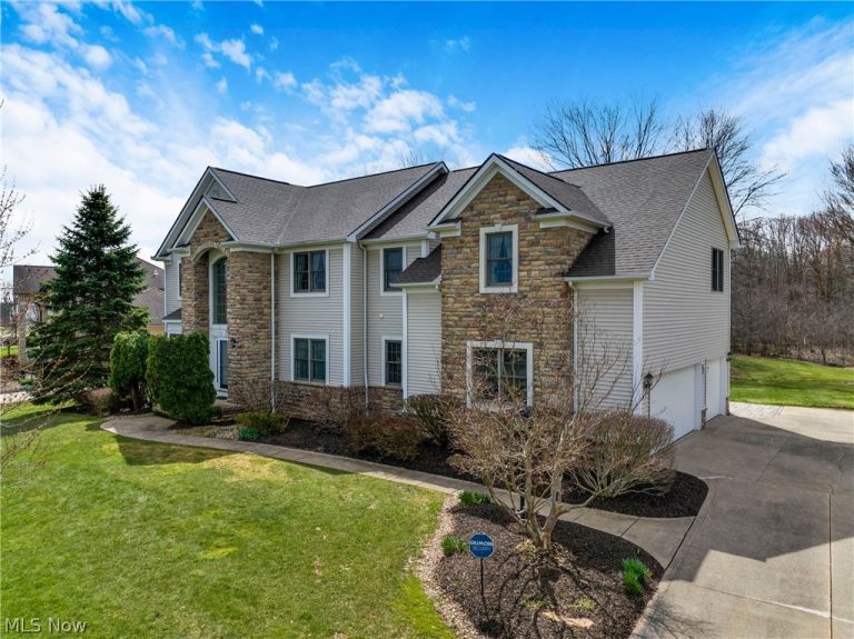 38595 Flanders Drive, Solon, OH - Photo 2