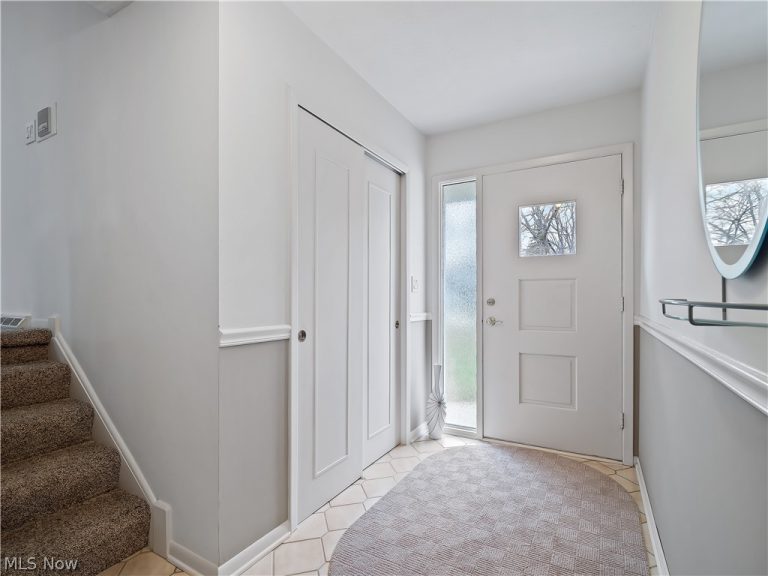 1044 Joy Oval, Seven Hills, OH - Photo 4