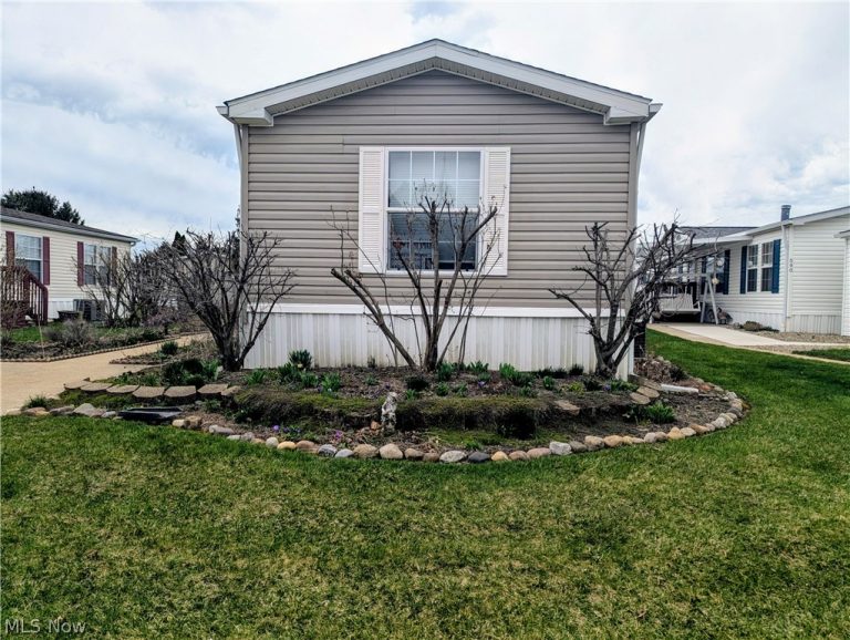 592 Sandtrap Circle, Painesville, OH - Photo 2