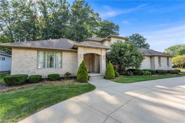 416 Castle Pines Drive, Akron, OH - Photo 2