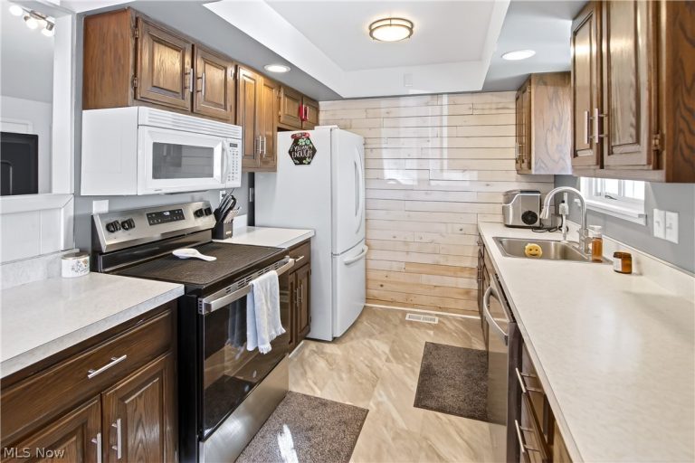 14761 Larkfield Drive, Brook Park, OH - Photo 4