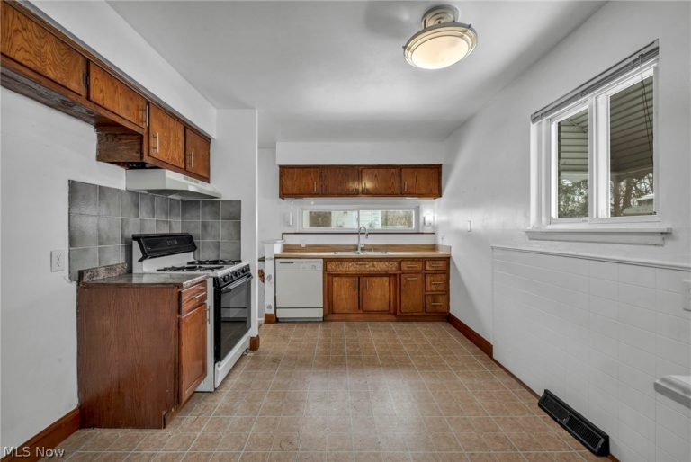 7 Smith Court, Elyria, OH - Photo 8