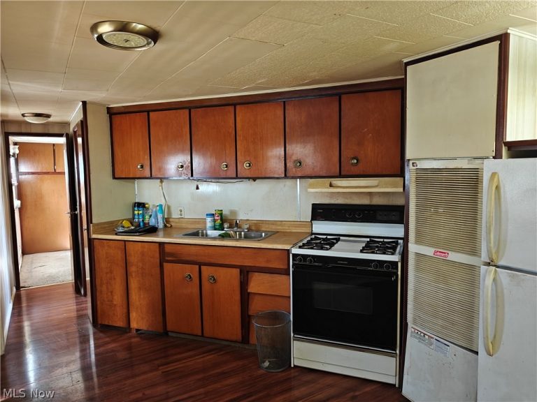 8112 Russell Lane, Cleveland, OH - Photo 3