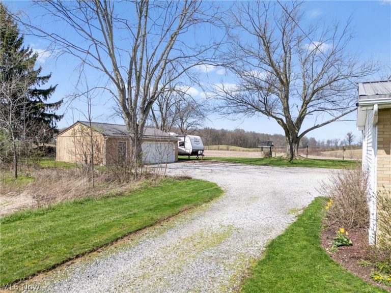 10805 Easton Street, Alliance, OH - Photo 2