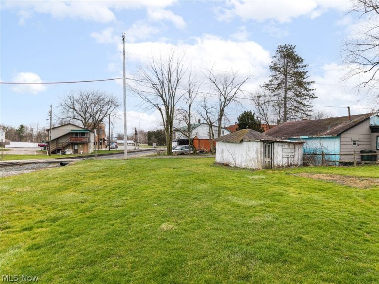 153 Schaff Alley, Creston, OH - Photo 6