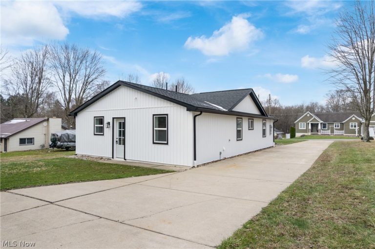 2351 Heston Drive, Lake Milton, OH - Photo 4