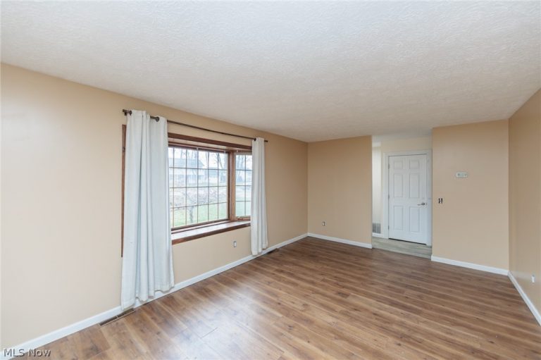 1010 Royal Drive, Amherst, OH - Photo 4