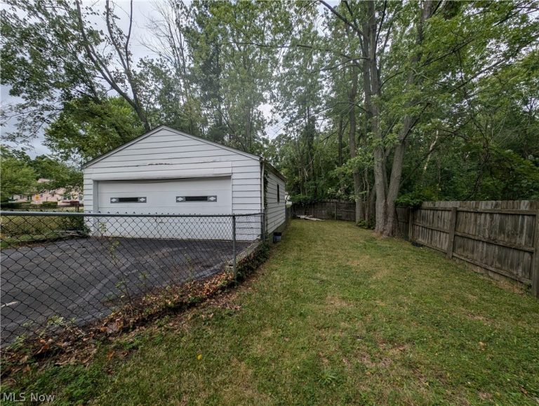 16029 Friend Avenue, Maple Heights, OH - Photo 4